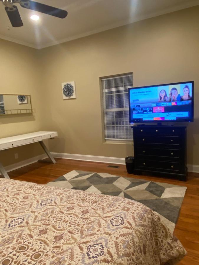 Modern 3-Bedroom, Big Fence Yard, Pets Stay Free 더럼 외부 사진