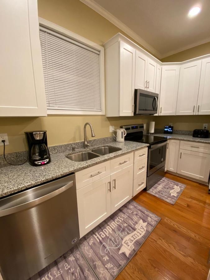 Modern 3-Bedroom, Big Fence Yard, Pets Stay Free 더럼 외부 사진