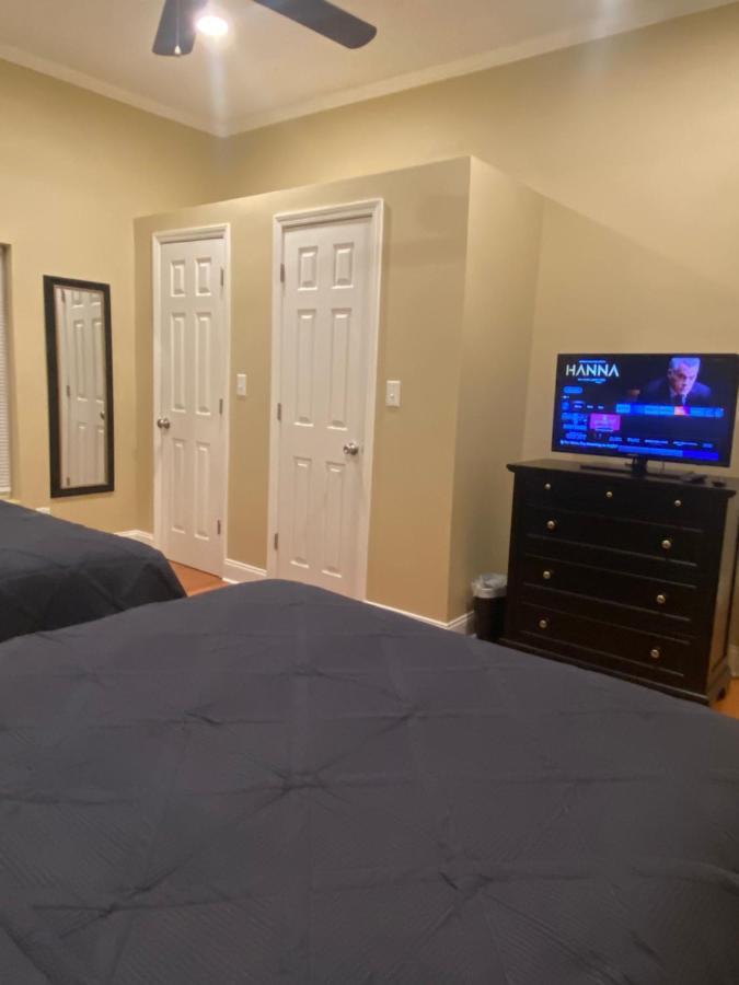 Modern 3-Bedroom, Big Fence Yard, Pets Stay Free 더럼 외부 사진
