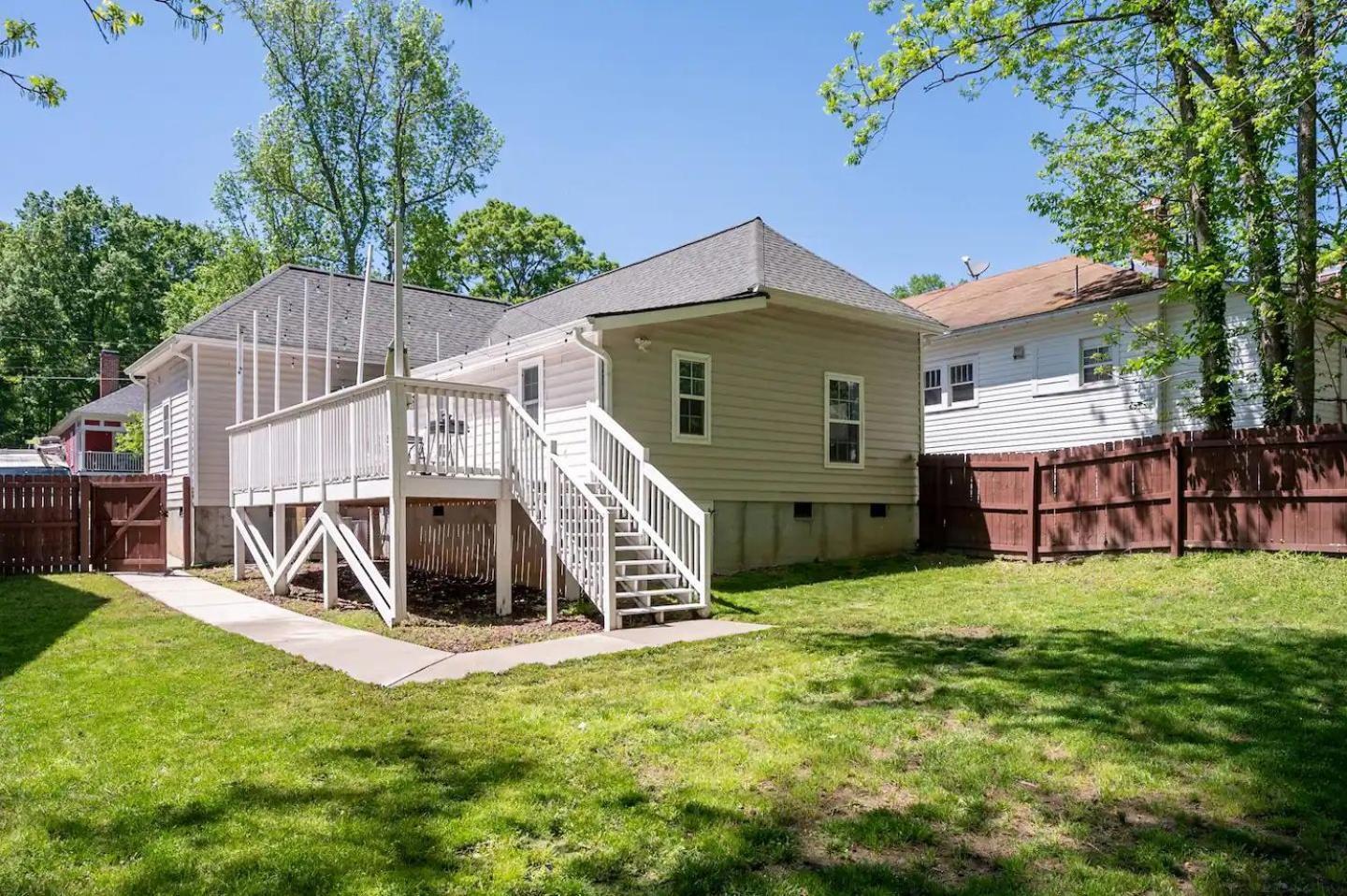 Modern 3-Bedroom, Big Fence Yard, Pets Stay Free 더럼 외부 사진